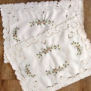 Vintage Rosebud Embroidered cutout placemats in Ivory, 6